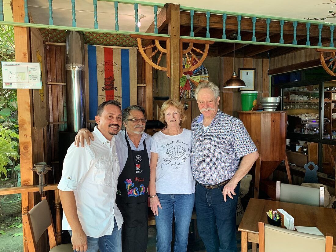 Familia Alvarado Villalobos con Peter y Truts en la tienda Villa Alba Coffee
