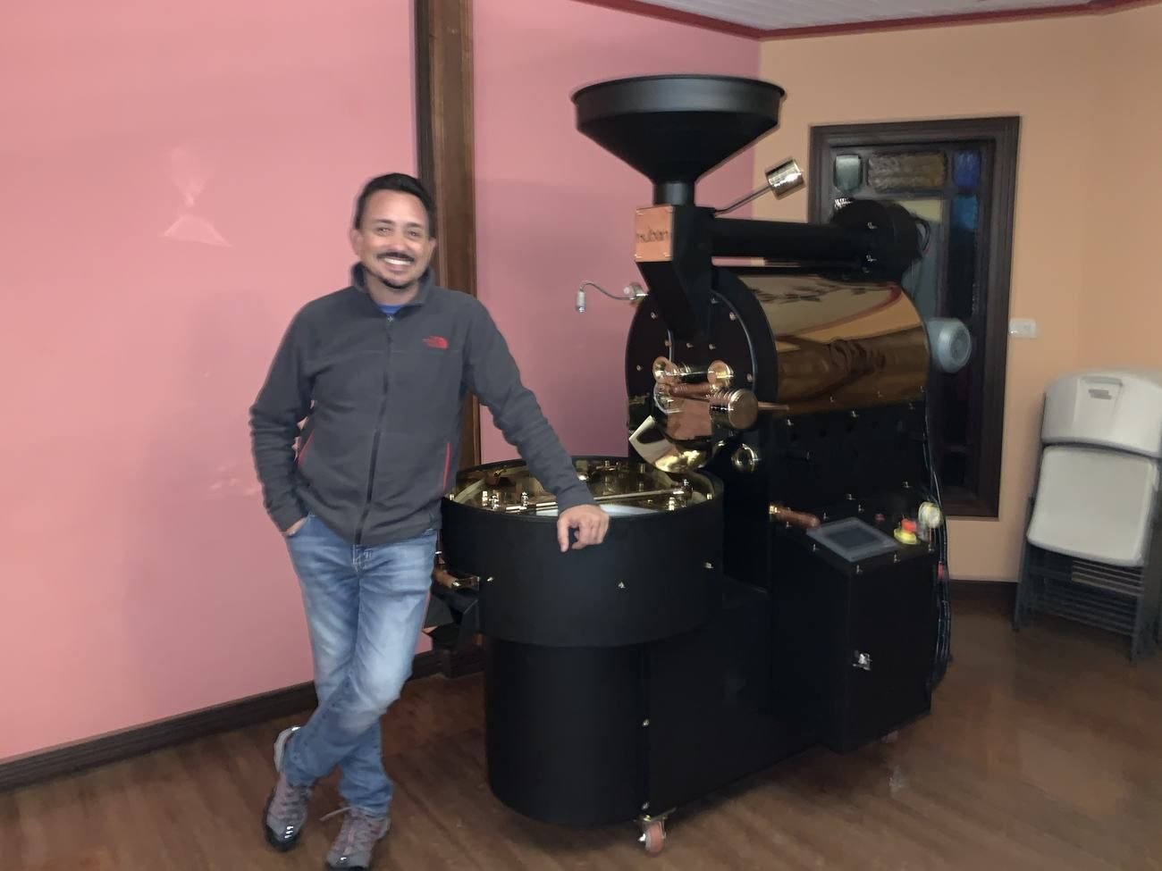 Jimmy Alvarado junto a la tostadora nueva de Villa Alba Coffee, 2017