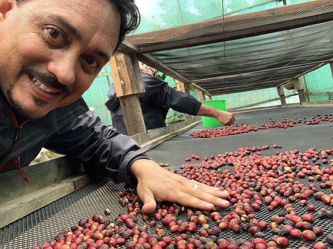 Jimmy Alvarado sonriendo en la zaranda de secado de café