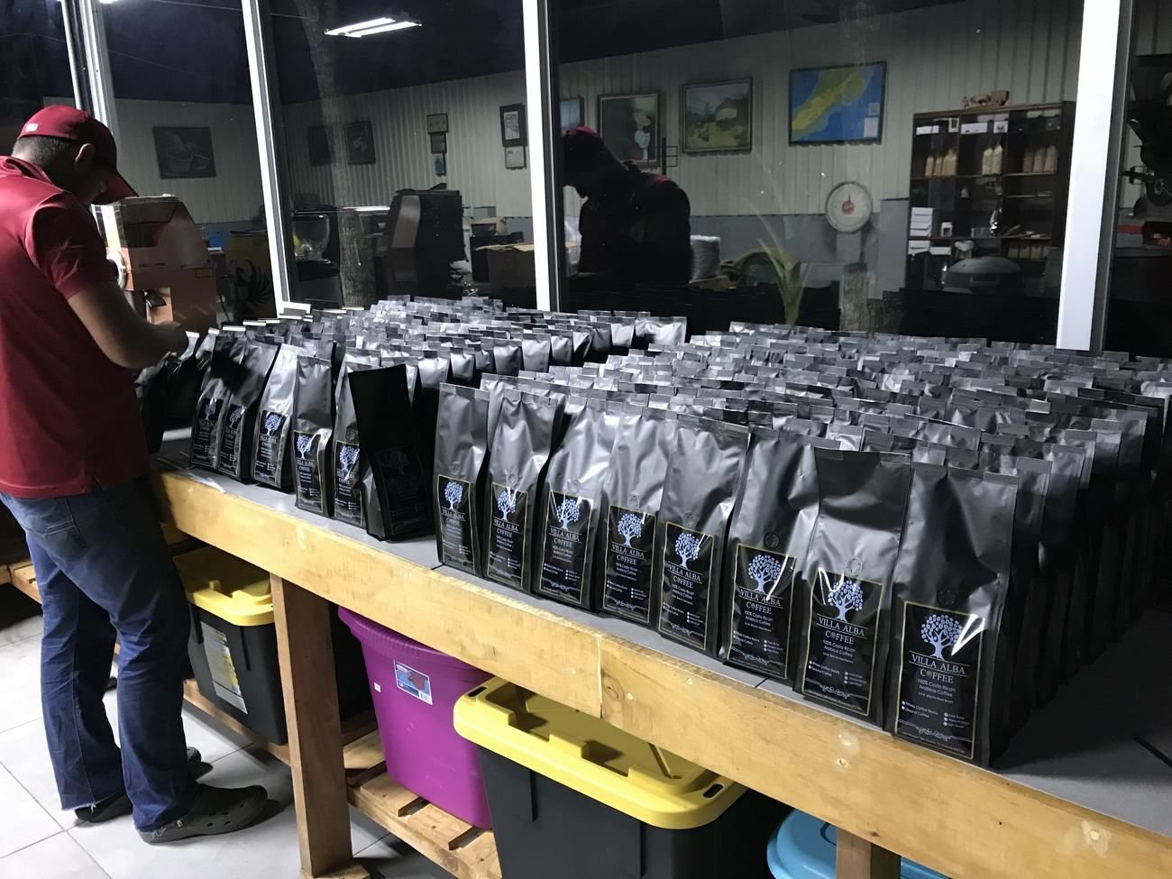 Linea de empaque de bolsas Villa Alba Coffee listas para distribucion